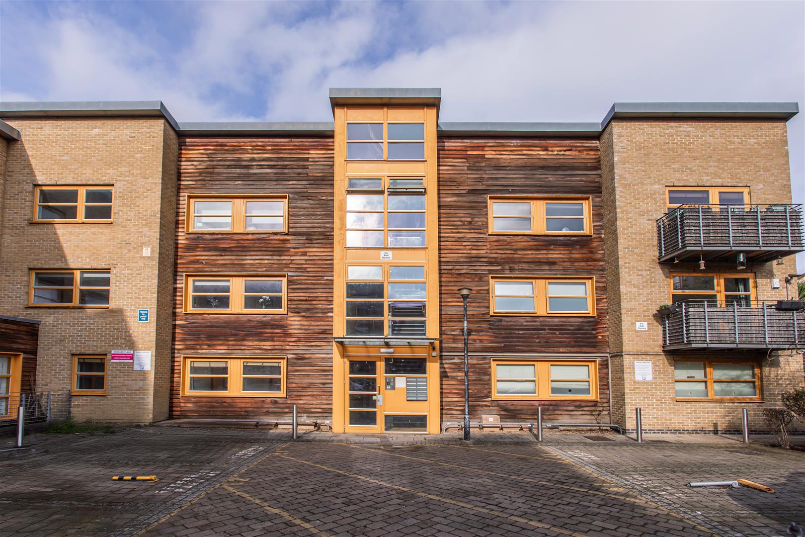 2 bed property in Denmark Place, Bow